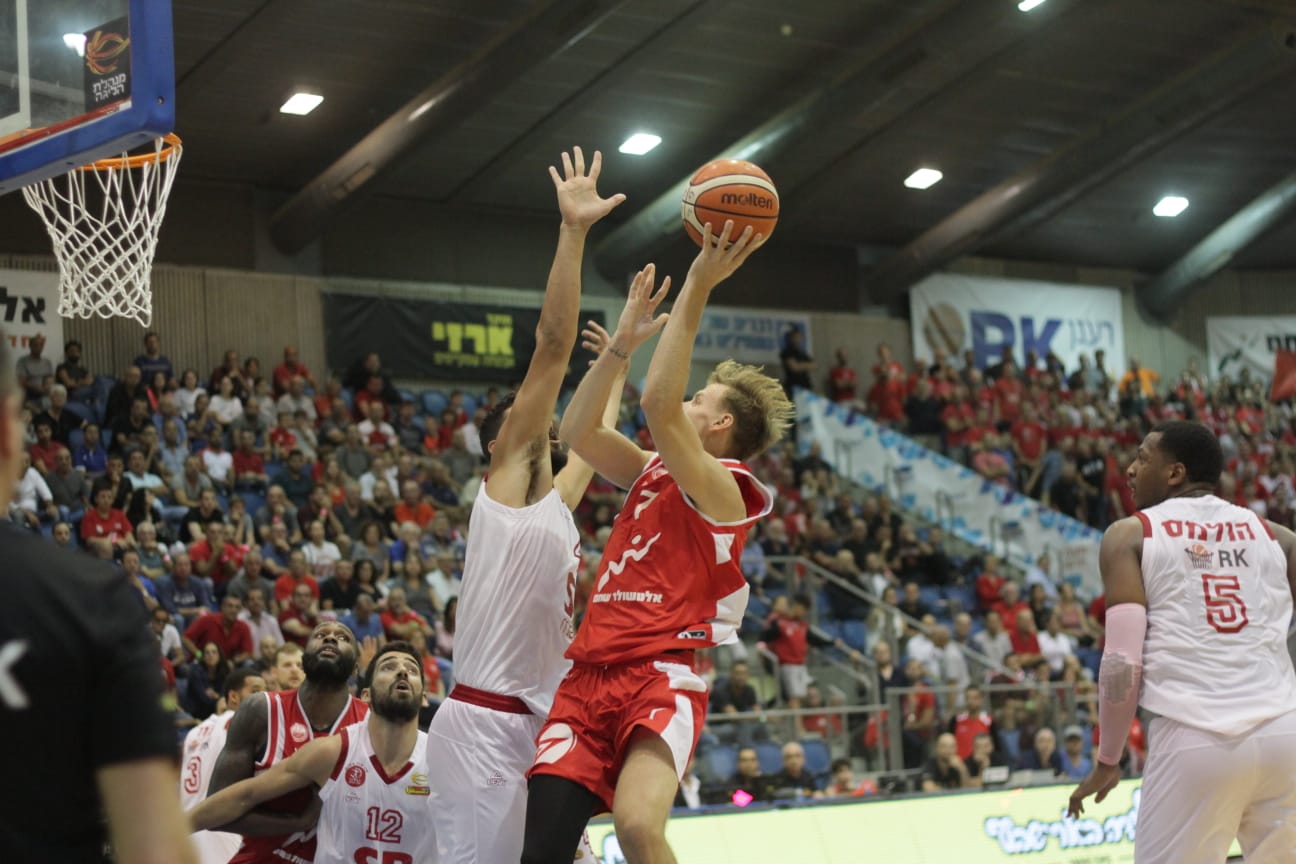 ג'ורדן סווינג קולע מול הפועל תל אביב. 17 נקודות מהספסל (צילום: בן בודה)